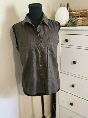Sleeveless Button-Up Shirt in Olive Green